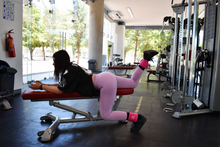 Cargar imagen en el visor de la galería, Par de Grilletes Para Entrenamiento Twenty6 Negro y rosa uso rudo