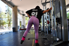 Cargar imagen en el visor de la galería, Par de Grilletes Para Entrenamiento Twenty6 Negro y rosa uso rudo