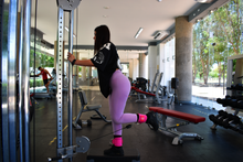 Cargar imagen en el visor de la galería, Par de Grilletes Para Entrenamiento Twenty6 Negro y rosa uso rudo