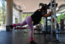 Cargar imagen en el visor de la galería, Par de Grilletes Para Entrenamiento Twenty6 Negro y rosa uso rudo